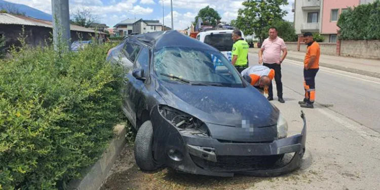 Bursa’da otomobil aydınlatma direğine çarpıp devrildi