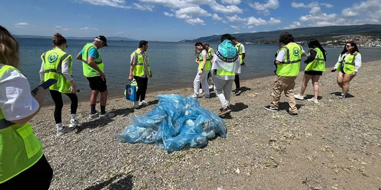 Üniversite öğrencileri sahildeki katı atıkları topladı