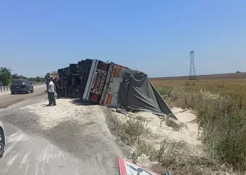 Çanakkale-Bursa karayolunda kamyona çarpan tır yan yattı