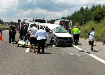 TEM’de minibüs takla attı: 1 ölü, 10 yaralı