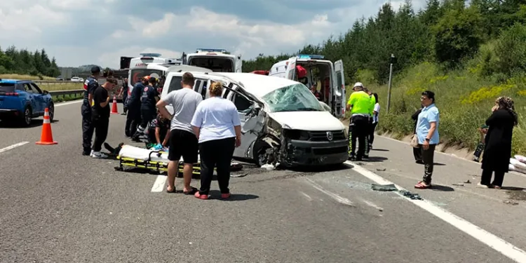 TEM’de minibüs takla attı: 1 ölü, 10 yaralı