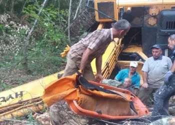 İş makinesi yol açma çalışmasında dik yamaçtan uçtu