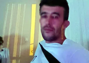 Engelli kız kardeşine şiddet uygulayan babasını vurdu