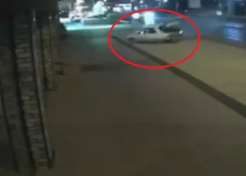 Kontrolden çıkan otomobil halıcıya daldı