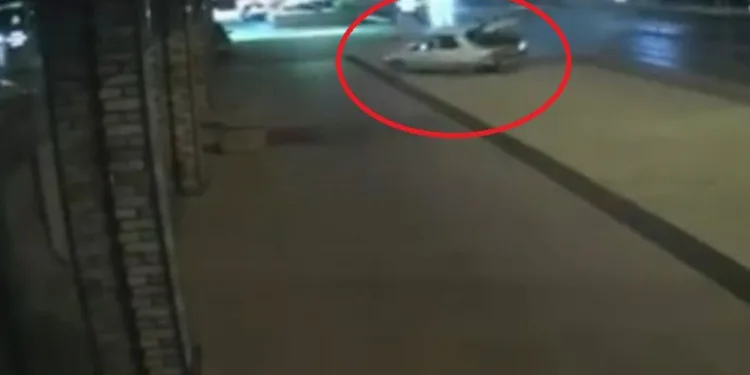 Kontrolden çıkan otomobil halıcıya daldı