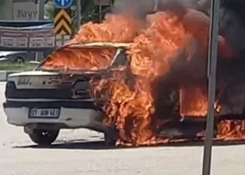 Aşırı sıcaklar nedeniyle otomobili yandı