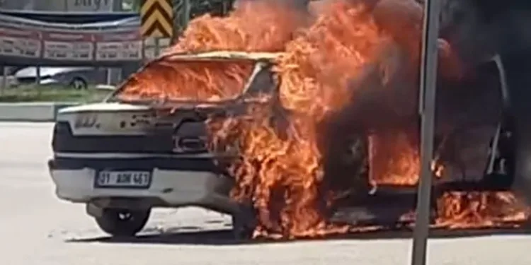Aşırı sıcaklar nedeniyle otomobili yandı