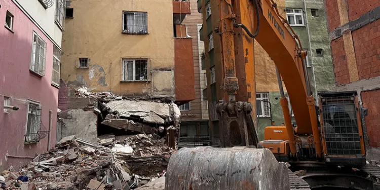 Çöken binanın deniz kumuyla yapıldığı ortaya çıktı