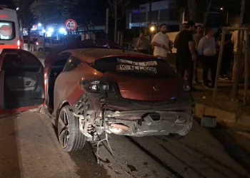 BURSA'DA BİRBİRLERİ İLE YARIŞTIKLARI İDDİA EDİLEN 2 OTOMOBİL BİRBİRİNE ÇARPTI. KAZADA 1 KİŞİ HAYATINI KAYBEDERKEN, 1'İ AĞIR 2 KİŞİ YARALANDI. (EX OLAN MUZAFFER SAMET TURNA) (EMİR AKTAŞ/BURSA-İHA) Bursa'da birbirleri ile yarıştıkları iddia edilen 2 otomobil birbirine çarptı. Kazada 1 kişi hayatını kaybederken, 1'i ağır 2 kişi yaralandı.