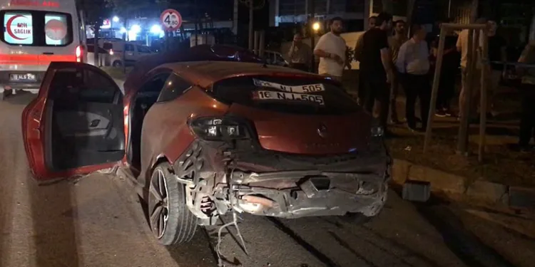 BURSA'DA BİRBİRLERİ İLE YARIŞTIKLARI İDDİA EDİLEN 2 OTOMOBİL BİRBİRİNE ÇARPTI. KAZADA 1 KİŞİ HAYATINI KAYBEDERKEN, 1'İ AĞIR 2 KİŞİ YARALANDI. (EX OLAN MUZAFFER SAMET TURNA) (EMİR AKTAŞ/BURSA-İHA) Bursa'da birbirleri ile yarıştıkları iddia edilen 2 otomobil birbirine çarptı. Kazada 1 kişi hayatını kaybederken, 1'i ağır 2 kişi yaralandı.