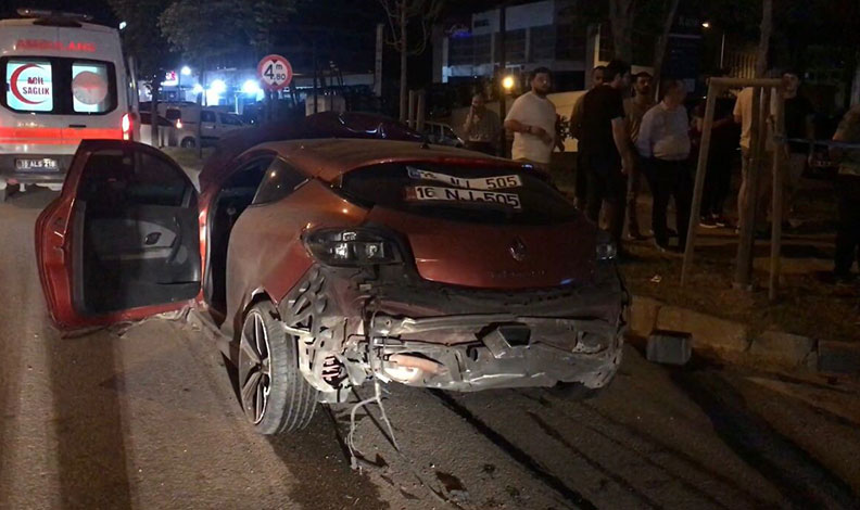 BURSA'DA BİRBİRLERİ İLE YARIŞTIKLARI İDDİA EDİLEN 2 OTOMOBİL BİRBİRİNE ÇARPTI. KAZADA 1 KİŞİ HAYATINI KAYBEDERKEN, 1'İ AĞIR 2 KİŞİ YARALANDI. (EX OLAN MUZAFFER SAMET TURNA) (EMİR AKTAŞ/BURSA-İHA) Bursa'da birbirleri ile yarıştıkları iddia edilen 2 otomobil birbirine çarptı. Kazada 1 kişi hayatını kaybederken, 1'i ağır 2 kişi yaralandı.