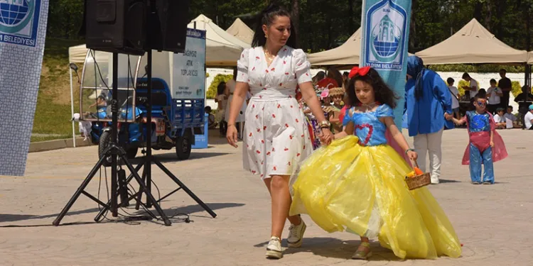 Anaokulu öğrencilerinin sıfır atık defilesi göz kamaştırdı