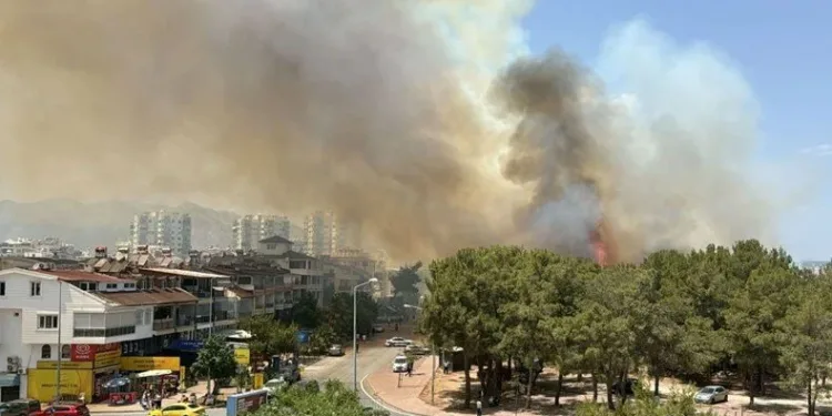 Antalya’da yerleşim yerine yakın ağaçlık alanda yangın