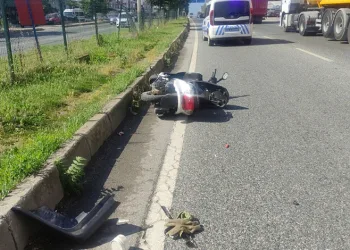 Bursa’da otomobil motosiklete çarptı
