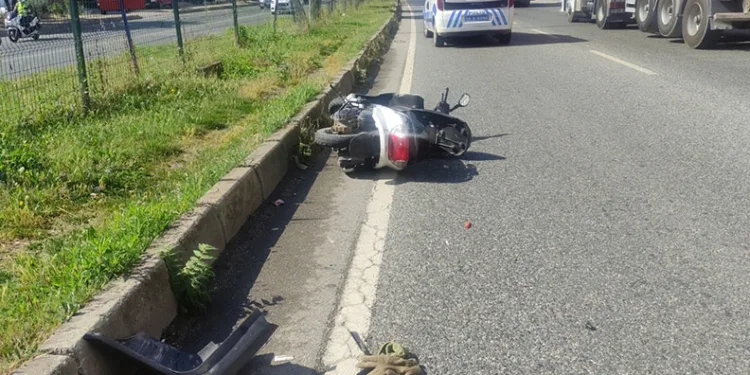 Bursa’da otomobil motosiklete çarptı