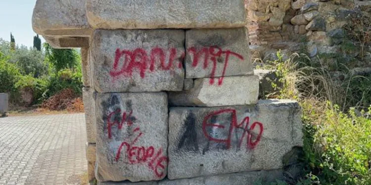 Bursa’da 2 bin yıllık tarihi surlara sprey boya ile yazı yazdılar