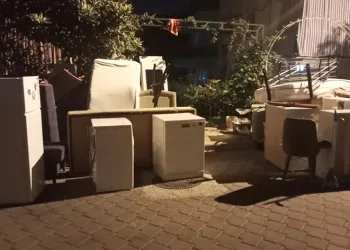 Fiyatı kabul etmeyince, eşyaları sokak ortasında kaldı