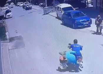 Eteği motosikletin zincirine takılan kadın ölümden döndü