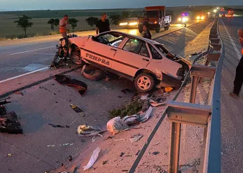 Konya’da otomobil bariyerlere çarptı