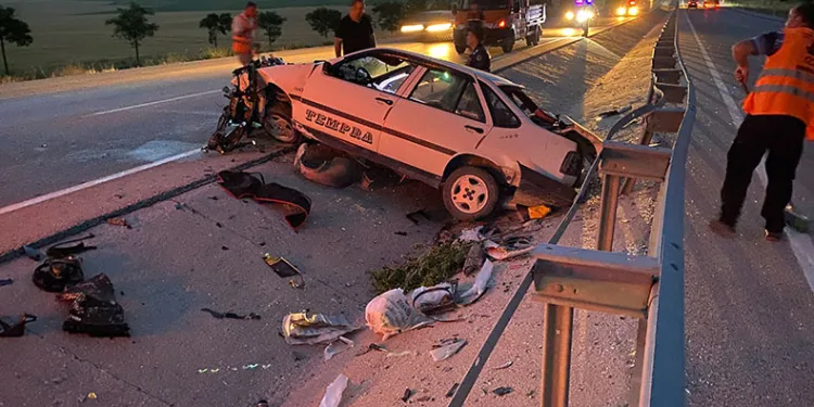 Konya’da otomobil bariyerlere çarptı