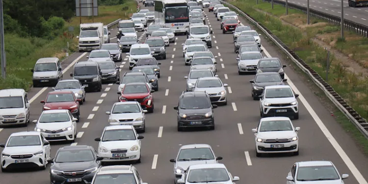 Tatilcilerin trafik çilesi sürüyor