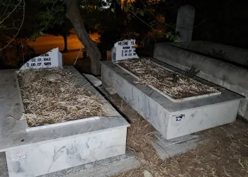Adana’da mezarlıkta mezar taşları kırıldı