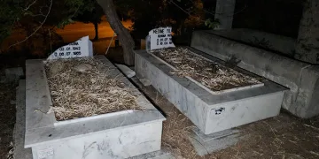 Adana’da mezarlıkta mezar taşları kırıldı