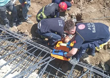 Toprak altında kalan işçi kurtarıldı