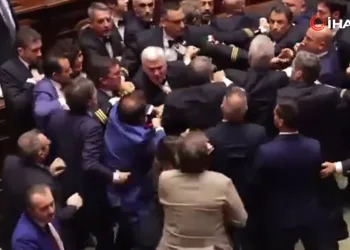 Parlamentoda yumruklar havada uçuştu