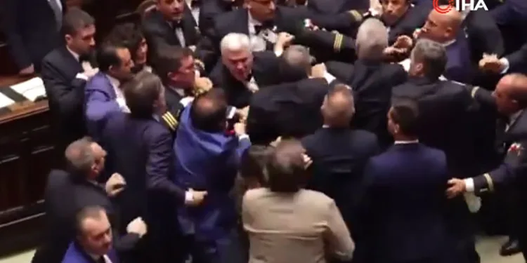 Parlamentoda yumruklar havada uçuştu