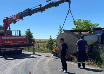 Kontrolden çıkan tır şarampole indi