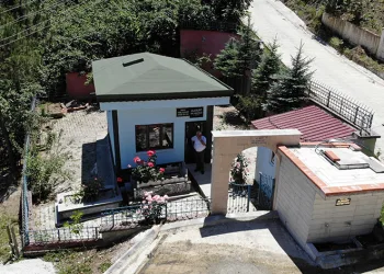 Türbe gibi aile kabristanlığı