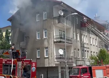 4 katlı binadaki yangın paniğe sebep oldu