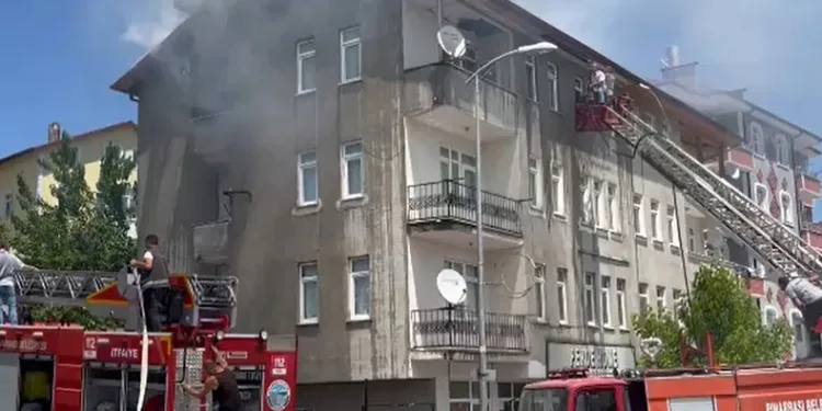 4 katlı binadaki yangın paniğe sebep oldu