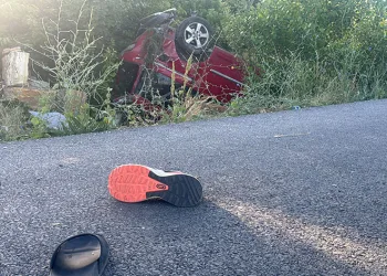 Kontrolden çıkan araç şarampole devrildi