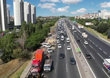 TEM Otoyolu’nda 15 araç birbirine girdi
