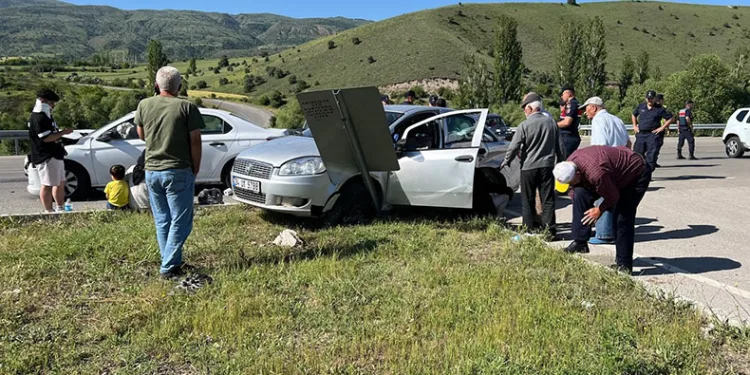 Sivas’ta otomobiller çarpıştı