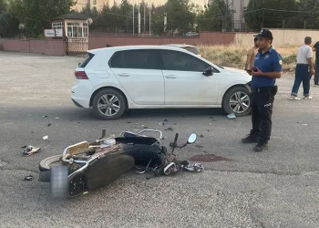 Otomobille motosiklet çarpıştı