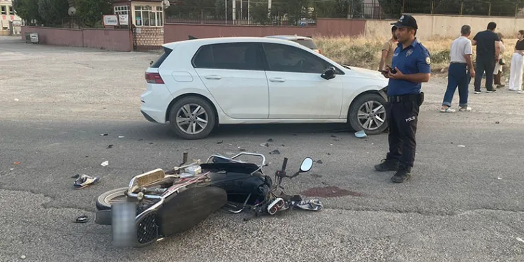 Otomobille motosiklet çarpıştı