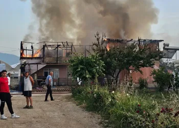 İşçilerin kaldığı ev yangında küle döndü
