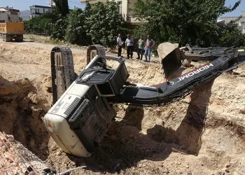 Kontrolden çıkan iş makinesi devrildi