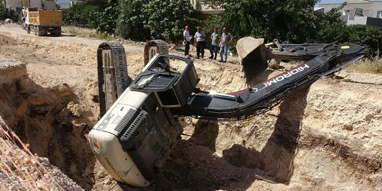 Kontrolden çıkan iş makinesi devrildi