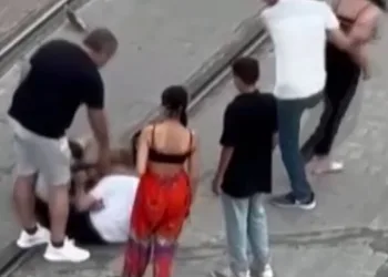 Kendilerinden yaşça büyük kadını tekme tokat dövdüler