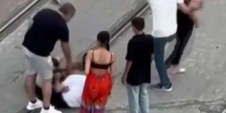 Kendilerinden yaşça büyük kadını tekme tokat dövdüler