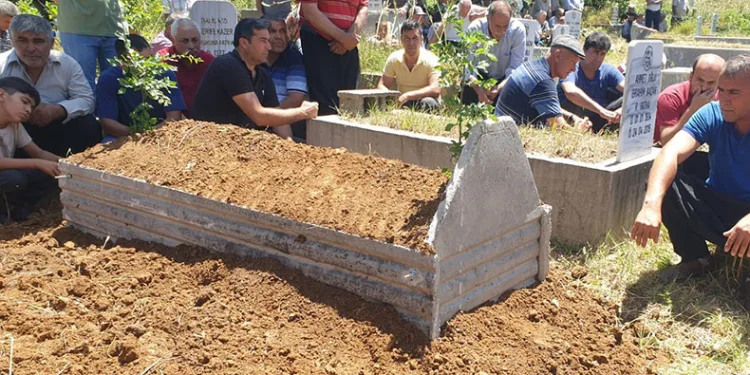 Maden kazasında hayatını kaybeden işç toprağa verildi