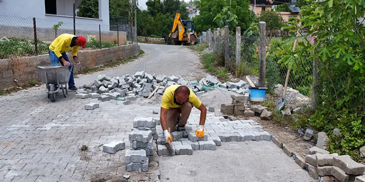 Tarsus’ta köy yolları yapılıyor