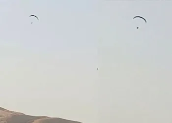 Yamaç paraşütü yapan şahıs, göle düştü