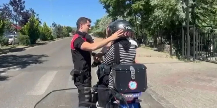 Kimliğini unutan öğrencinin imdadına Yunus polisleri yetişti