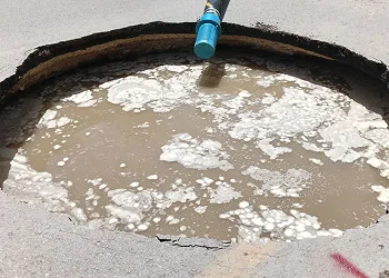 Çöken yol sebebiyle 10 metrelik çukur oluştu