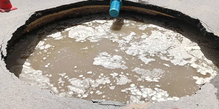 Çöken yol sebebiyle 10 metrelik çukur oluştu